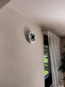 System wentylacji Prana w salonie z dużymi oknami