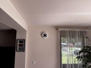 System wentylacji Prana w salonie z oknami