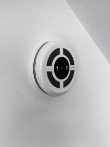 Ścienny rekuperator Prana z widocznym panelem sterowania