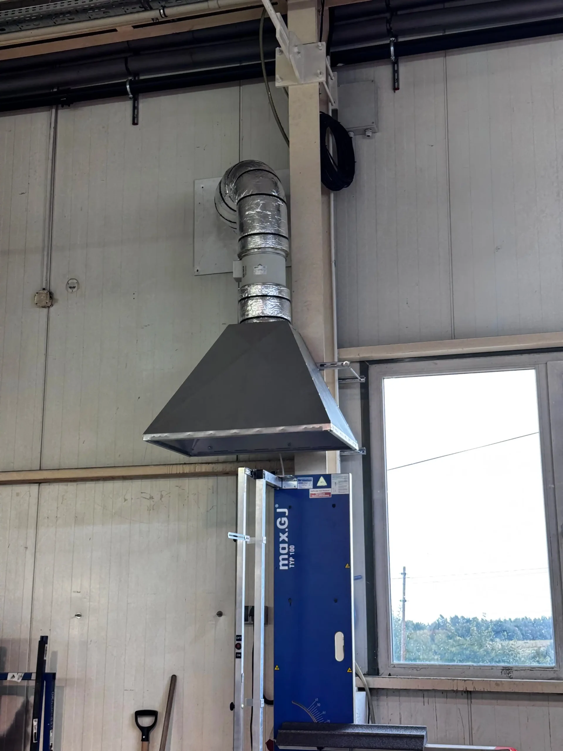 Kompleksowa realizacja wentylacji przemysłowej na hali produkcyjnej Oknoplast - montaż kanałów